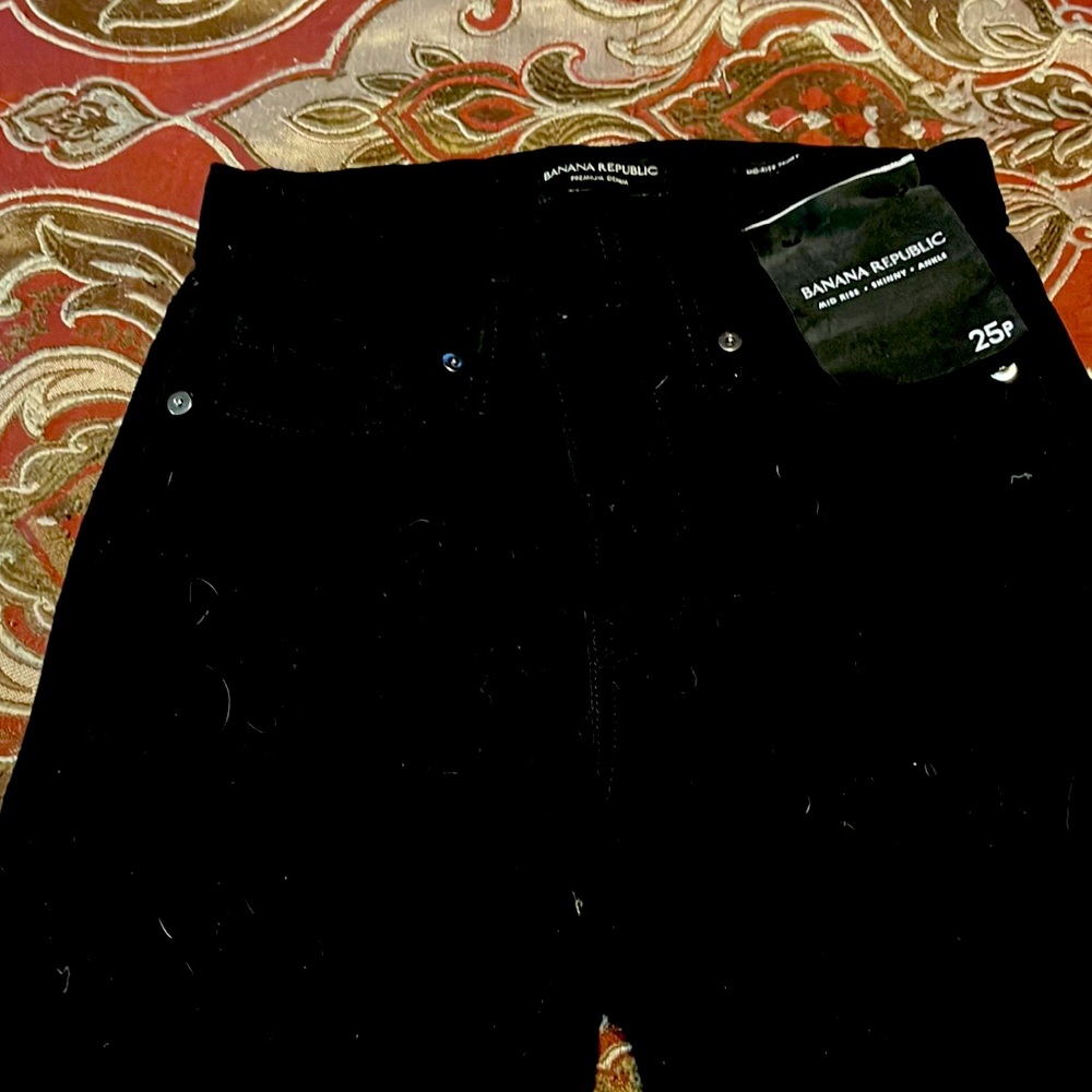 Banana Republic mid rise skinny jeans size 25 p in black, never been worn